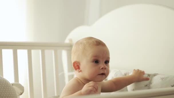 Lo sguardo del bambino nella fotocamera riprese da vicino . — Video Stock