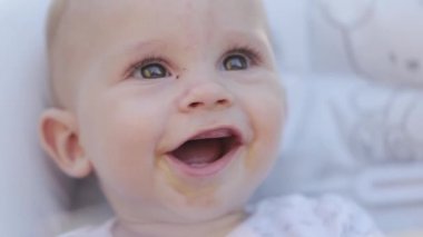 Emzirme, emzirme kavramı. Genç mutlu Anne onu Yenidoğan bebek besleme