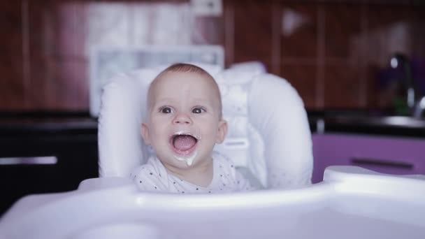 Mãe alimentando seu filho bebê com mingau de cereal, de perto — Vídeo de Stock