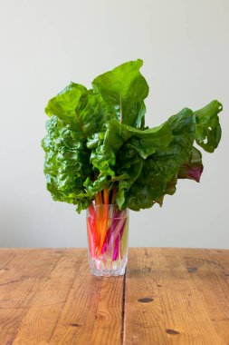 Masadaki vazoya sıkıca yapış.