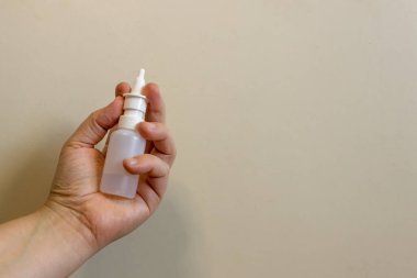 El ele tutuşan sprey şişesi