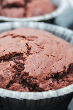 Çikolatalı keklere yaklaş.