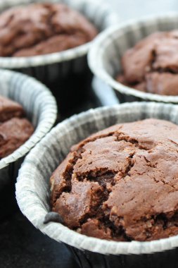 Çikolatalı çöreğe yaklaş.