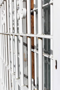 Pencerenin üzerinde beyaz çelik parmaklıklar