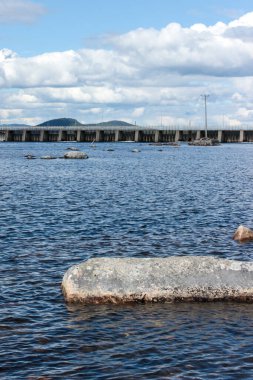 Mavi suda hidroelektrik barajı