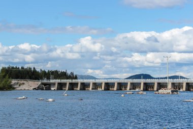 Sudaki hidroelektrik barajı