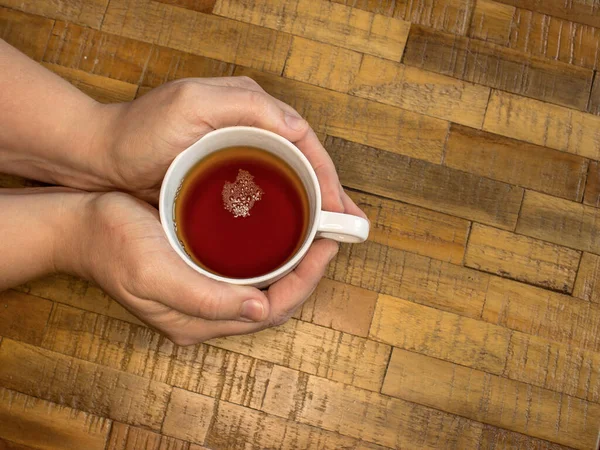 Hände Halten Tasse Tee Für Wärme — Stockfoto
