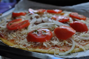 Domatesli Ev Pizzası