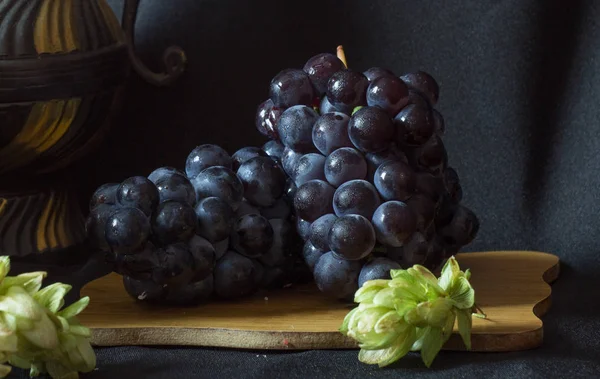 Dense Small Grapes Droplets Water Wooden Board Little Hops Black — Stock Photo, Image