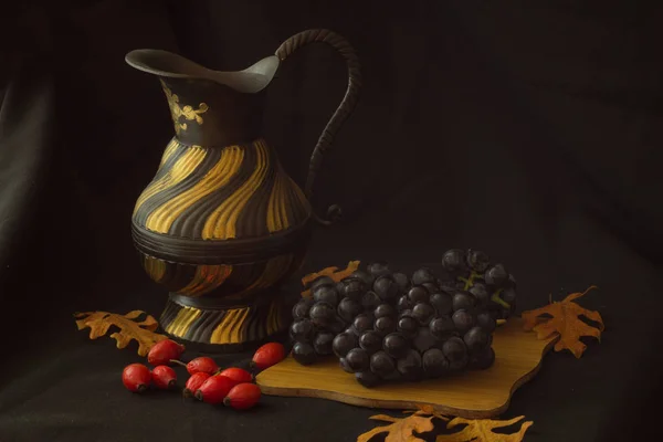 Zwarte Gouden Vintage Kruik Naast Zwarte Kleine Druiven Een Houten — Stockfoto