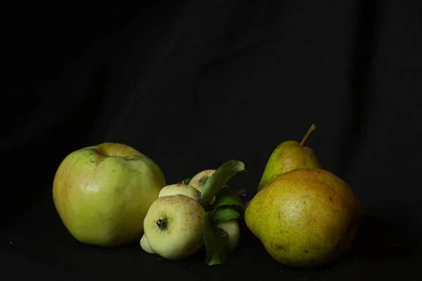 Ein Apfel Zwei Birnen Und Kleine Wilde Äpfel Auf Schwarzem — Stockfoto
