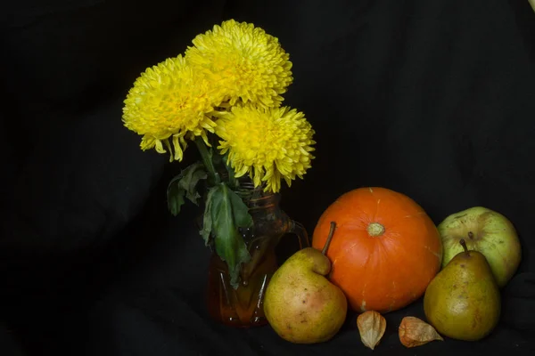 Gelbe Chrysanthemen Glasbecher Orangefarbener Kürbis Zwei Birnen Und Ein Grüner — Stockfoto