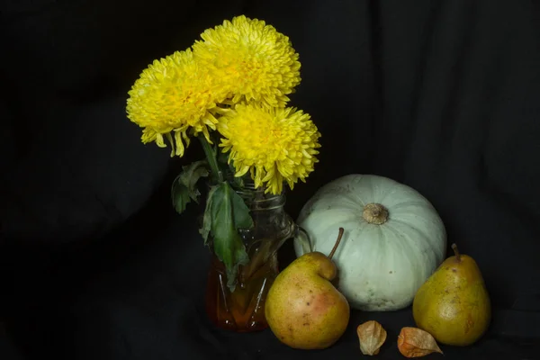 Gelbe Chrysanthemen Glasbecher Grüner Kürbis Zwei Birnen Und Zwei Physalis — Stockfoto