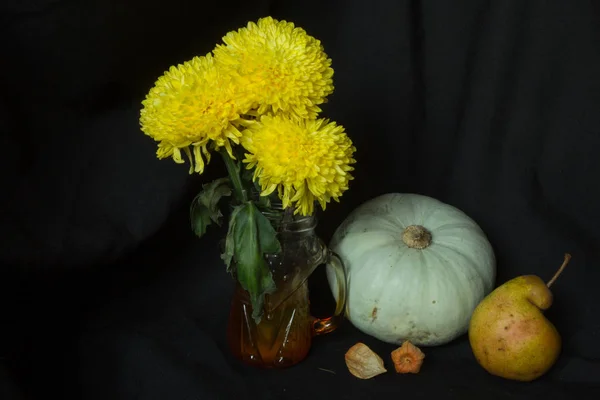 Gelbe Chrysanthemen Glasbecher Grüner Kürbis Birne Und Zwei Physalis Auf — Stockfoto