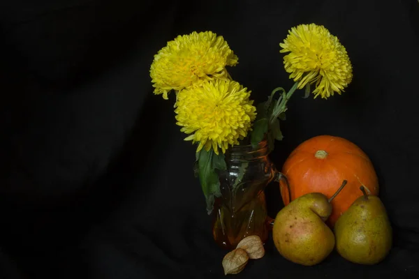 Gelbe Chrysanthemen Glasbecher Ein Orangefarbener Kürbis Zwei Birnen Und Zwei — Stockfoto