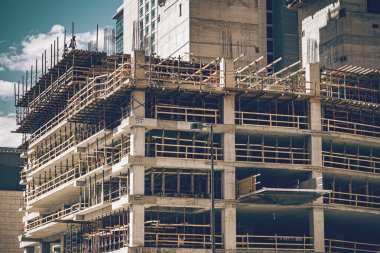 Şehir merkezindeki sokakta inşaat alanı gerçekleşiyor. Meşgul bölge.