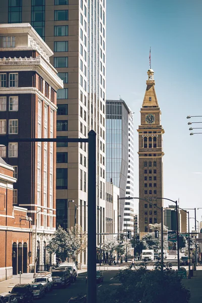 Stedelijke levensstijl in de staat Denver City of Colorado. Downtown District op een zonnige dag met prachtige lucht. Geweldige gebouwen in het hart van Denver. — Stockfoto
