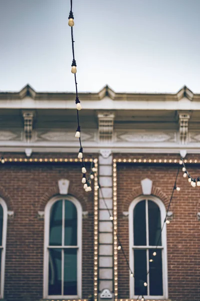 Edifício histórico bonito com janelas grandes velhas, luzes exteriores em um lugar histórico da cidade de Denver . — Fotografia de Stock