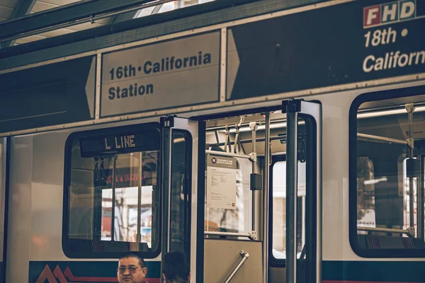 Stazione ferroviaria nel cuore del centro. Il treno si è fermato sulla business station . — Foto Stock