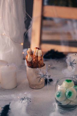 Farklı kabaklar, ışık, örümcekler ile Ürkütücü Halloween dekorasyon. Cadılar Bayramı masa dekorasyonu.