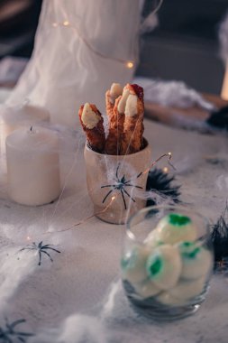 Farklı kabaklar, ışık, örümcekler ile Ürkütücü Halloween dekorasyon. Cadılar Bayramı masa dekorasyonu.