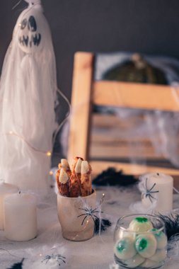 Farklı kabaklar, ışık, örümcekler ile Ürkütücü Halloween dekorasyon. Cadılar Bayramı masa dekorasyonu.