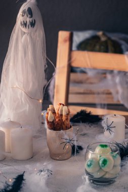Farklı kabaklar, ışık, örümcekler ile Ürkütücü Halloween dekorasyon. Cadılar Bayramı masa dekorasyonu.