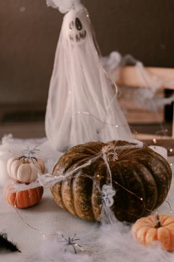 Farklı kabaklar, ışık, örümcekler ile Ürkütücü Halloween dekorasyon. Cadılar Bayramı masa dekorasyonu.