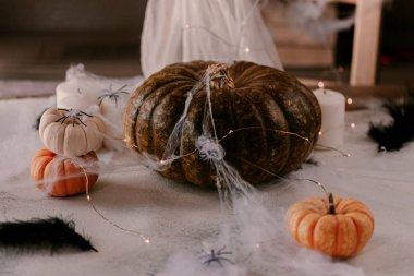 Farklı kabaklar, ışık, örümcekler ile Ürkütücü Halloween dekorasyon. Cadılar Bayramı masa dekorasyonu.