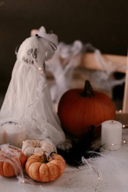 Farklı kabaklar, ışık, örümcekler ile Ürkütücü Halloween dekorasyon. Cadılar Bayramı masa dekorasyonu.