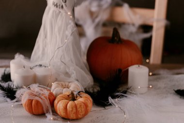 Farklı kabaklar, ışık, örümcekler ile Ürkütücü Halloween dekorasyon. Cadılar Bayramı masa dekorasyonu.