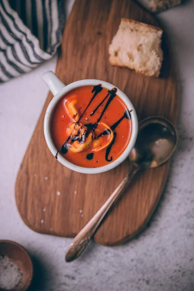 Jesień czerwona zupa pomidorowa krem z domowym serem tortellini i zwieńczona redukcji balsamicznego. Miska zupy w stylu rustykalnym. — Zdjęcie stockowe