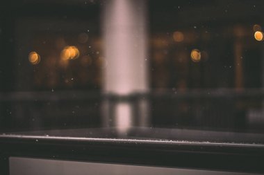 Yılbaşı gecesi şehirde kar yağar. Şehir merkezinin sokaklarında boy gösteriyor. Karlı şehir sokakları