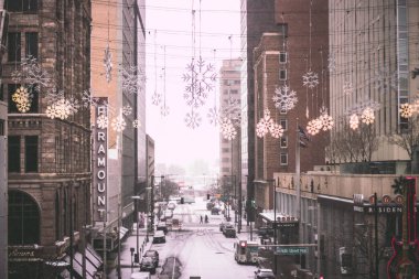 Yılbaşı gecesi şehirde kar yağar. Şehir merkezinin sokaklarında boy gösteriyor. Karlı şehir sokakları