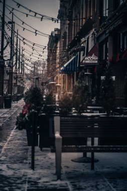 Yılbaşı gecesi şehirde kar yağar. Şehir merkezinin sokaklarında boy gösteriyor. Karlı şehir sokakları