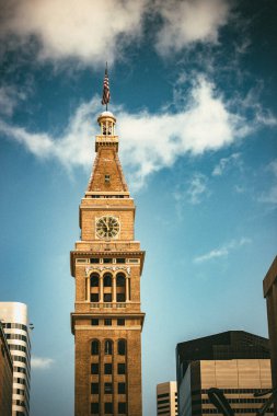 Denver 'da kar ve güneşli bir gün. Şehir merkezinde kar yağıyor. Kar tatilinde finans bölgesi.