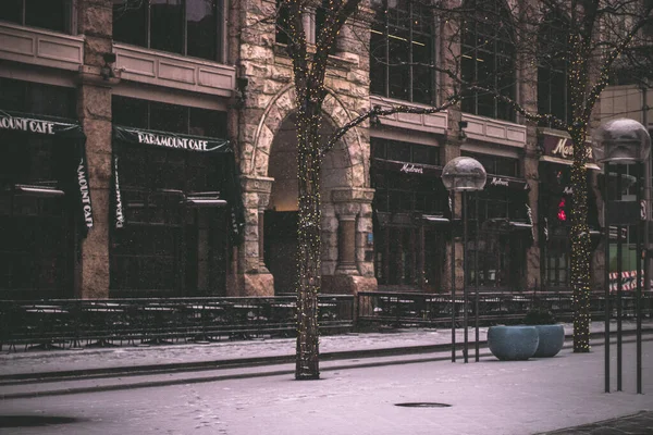 Nieuwjaarsavond sneeuwt in de stad. Toont in de straten van Downtown. Besneeuwde straten — Stockfoto