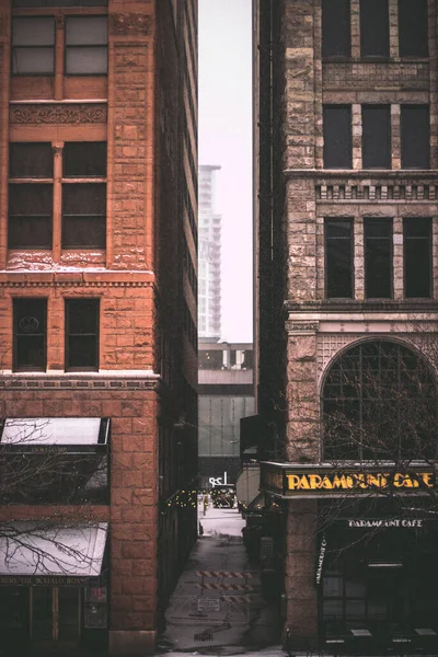 Yılbaşı gecesi şehirde kar yağar. Şehir merkezinin sokaklarında boy gösteriyor. Karlı şehir sokakları — Stok fotoğraf