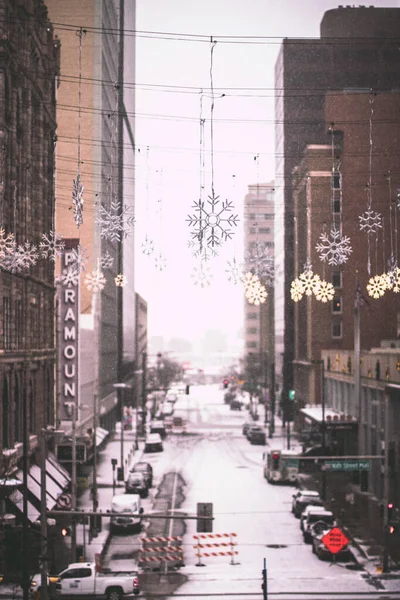 Capodanno nevicando giorno in città. Mostrando per le strade del centro. Strade innevate della città — Foto Stock