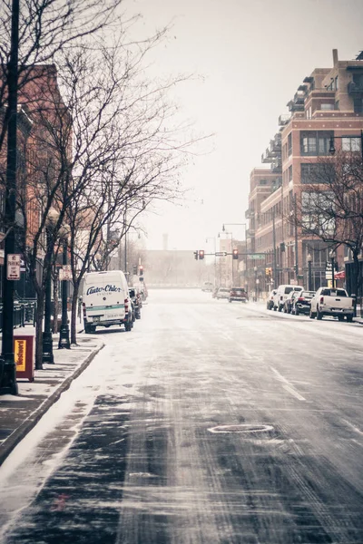 New Year's Eve snowing day in the city. Showing in the streets of Downtown. Snowy city streets — Stock Photo, Image