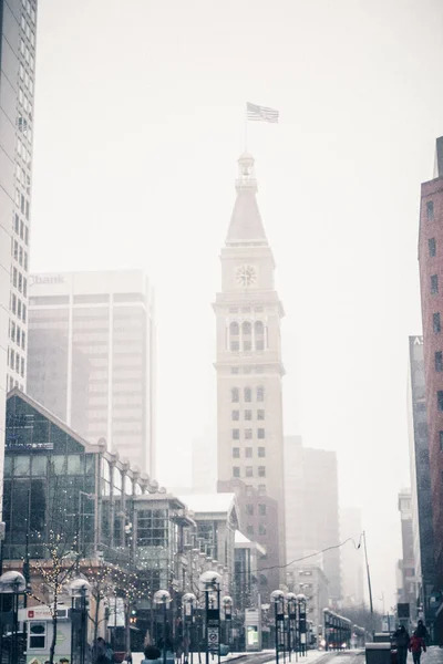 Nochevieja día de niebla en la ciudad. Mostrándose en las calles del centro. Calles nevadas de la ciudad — Foto de Stock