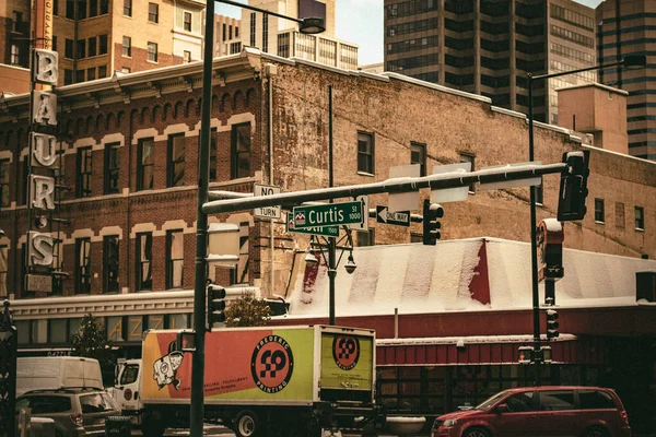 Denver 'da kar ve güneşli bir gün. Şehir merkezinde kar yağıyor. Kar tatilinde finans bölgesi. — Stok fotoğraf