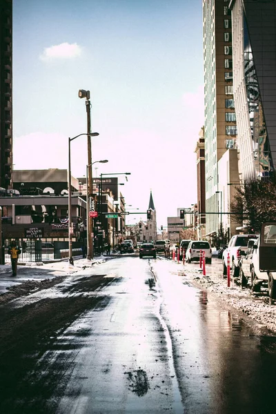 Sneeuw en zonnige dag in Denver stad. In de binnenstad met sneeuw. Financieel district op een sneeuwdag. — Stockfoto