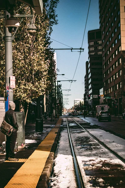 Sneeuw en zonnige dag in Denver stad. In de binnenstad met sneeuw. Financieel district op een sneeuwdag. — Stockfoto