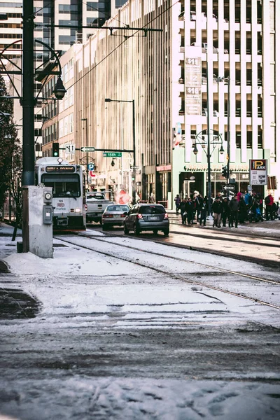 Sneeuw en zonnige dag in Denver stad. In de binnenstad met sneeuw. Financieel district op een sneeuwdag. — Stockfoto