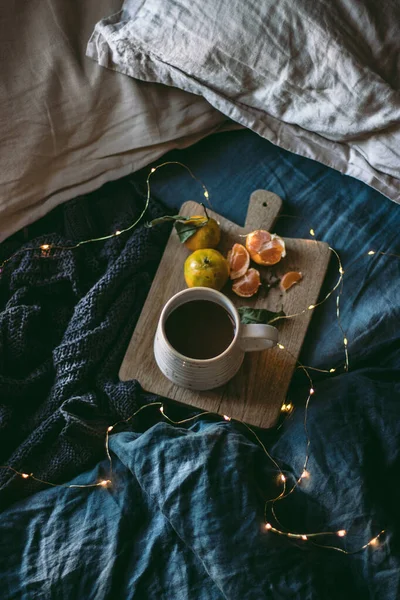 Temps confortable à la maison avec une tasse de café sur une saison d'automne. Du cacao chaud ou du café dans une tasse. Boisson d'automne et d'hiver à la maison . — Photo