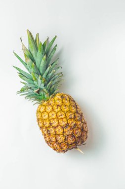 Minimalist bir arkaplanda sarı sulu taze ananas