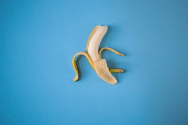 Mavi arka planda tek sarı muz