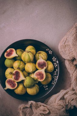 Kavanozda taze kaplan inciri, toz pembe masada..