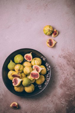 Kavanozda taze kaplan inciri, toz pembe masada..